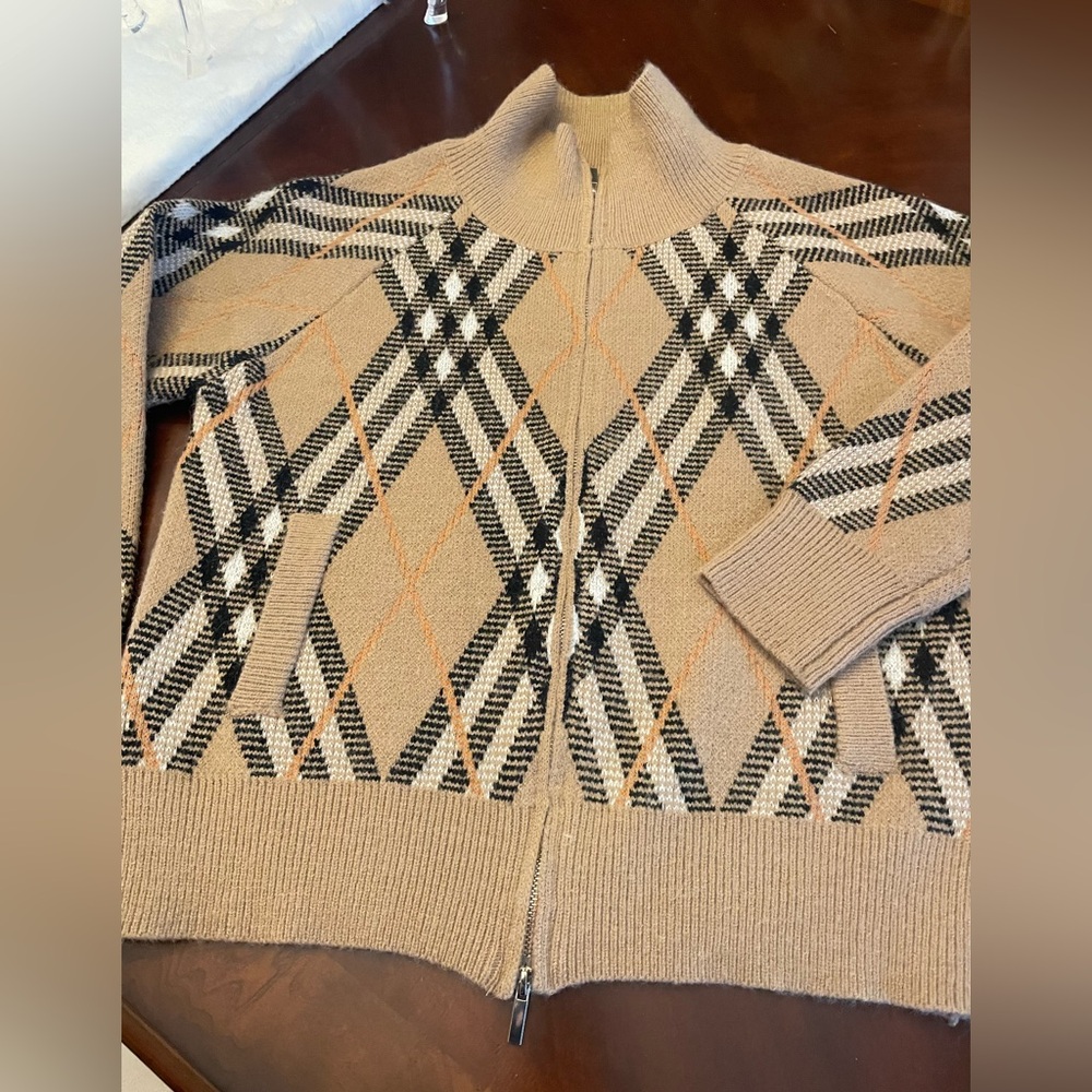 Lightly used Burberry Sweater Sz s/m great condition